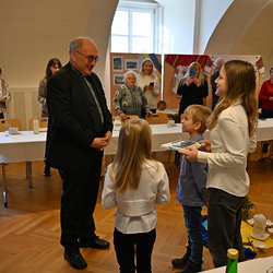 Treffen von Bischof Wilhelm Krautwaschl mit Menschen au der Ukraine im Stift Vorau