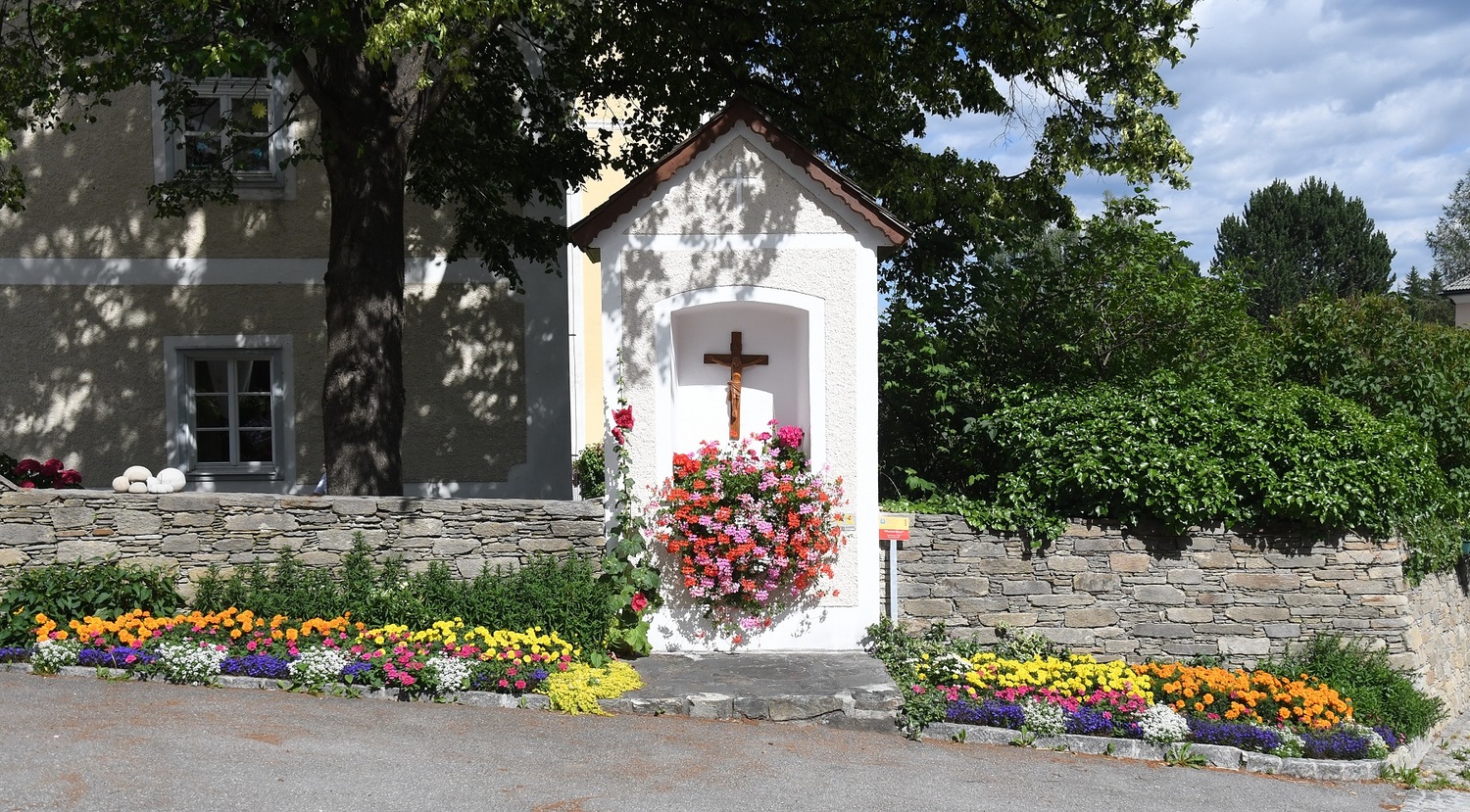 Das Pfarrhofkreuz war Konduktkreuz bei Einsegnungen und Station bei Prozessionen