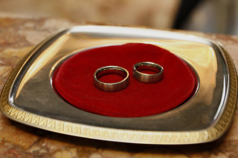 Eheringe liegen am Freitag, 8. August 2008 waehrend einer Trauung im Standesamt in Heidelberg auf einem Silbertablett vor dem Brautpaar. Datumskombinationen wie die heutige, 08-08-08, gehoeren zu den beliebtesten Hochzeitstagen. (AP Photo/Daniel Rola